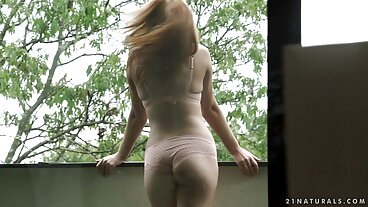 Blondine Ms. Bonet은 실제 플라스틱 거시기를 전환합니다.