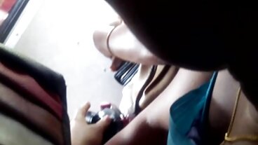 충분한 bosomed 금발 퓨마 스웨덴 파리 솔로
