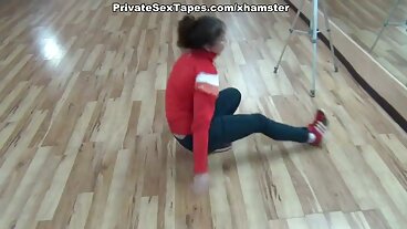 Claire Castel은 Ania Kinski의 명령에 따라 침투합니다.