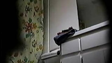 작은 십대는 새 아빠를 유혹합니다.