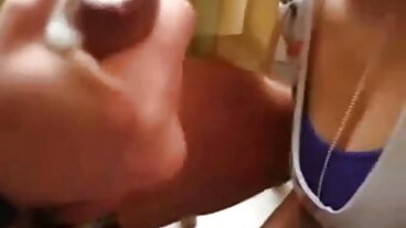 마른 십대 스피너는 가이 쳐주에 걸어