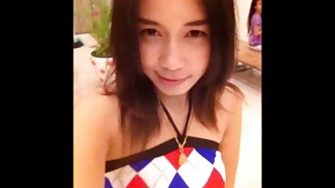 Ivy는 목욕 4 Big D에서 자신을 따뜻하게합니다.