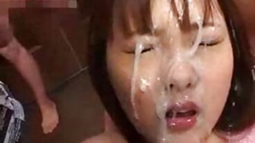 여름 캠프에서 레즈비언 난교를하는 흥분 십대