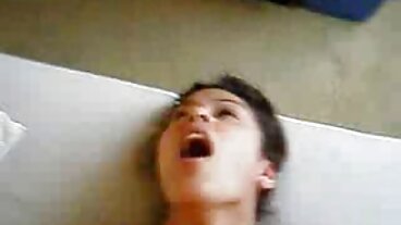 뜨거운 모든 자연의 금발은 면도 한 음부를 과시 한 후 큰 거시기 입으로 갈구