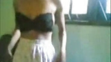 섹시한 란제리를 입은 갈색 머리 아기가 그녀의 단단한 항문에 좆되다.
