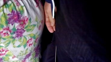호색한 MILF는 코치와 함께 운동에서 그녀의 가슴과 입을 포함하는 방법을 찾습니다.