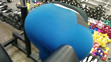 새엄마 사라 반델라가 케이던스 럭스를 핥는다.