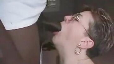 갈색 머리 w 꽉 면도 여자 숟가락 에 소파