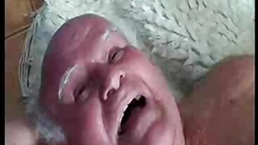 금발 베이비 시터는 엉덩이로 파란 공을 치료합니다.