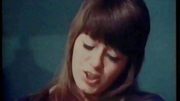 Natalia와 Whitney는 가위질을 좋아합니다.